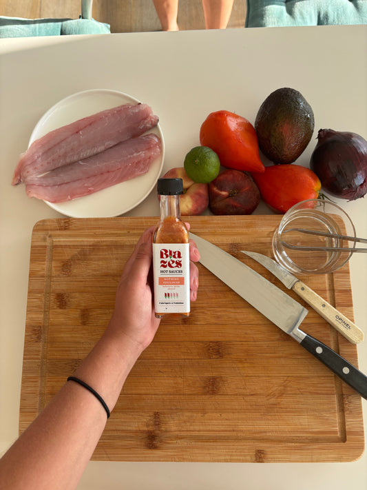 Ceviche pêche, tomate, avocat & oignon rouge — sauce Blazes pêche abricot